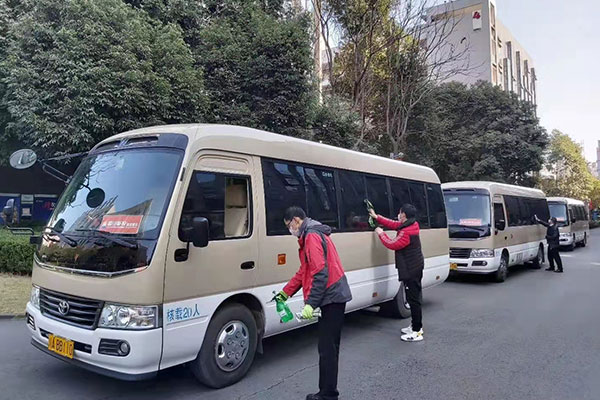 在重庆租一辆考斯特中巴车19座多少钱一天？