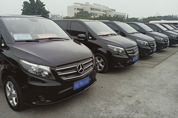 重庆7座奔驰V系列商务车租一天多少钱？