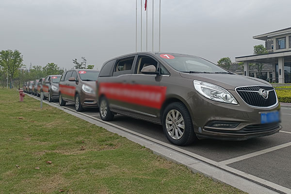 重庆租商务车7座别克商务
